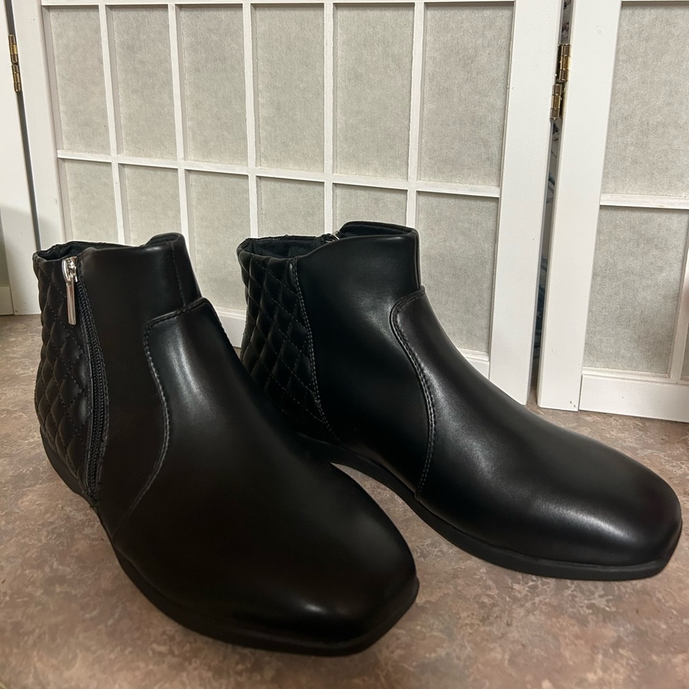Comfortview Ceil Quilted Ankle Booties - Picture 6 of 16
